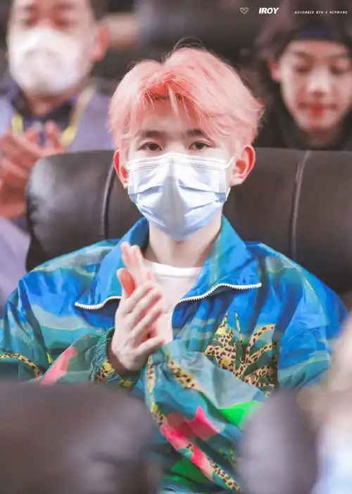 王源到了叛逆期粉色头发搭配明艳夹克,造型抢眼前卫