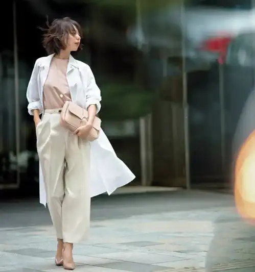以白色为基调的素色系穿搭,属于馥郁初秋的清新装扮日本时尚