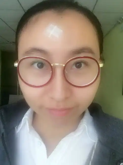 脸比较平,戴眼镜,想换个中短发,不知道什么发型合适