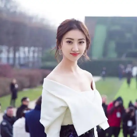 景甜又变漂亮了旁边的女生是来搞笑的吗目不转睛地盯着景甜看