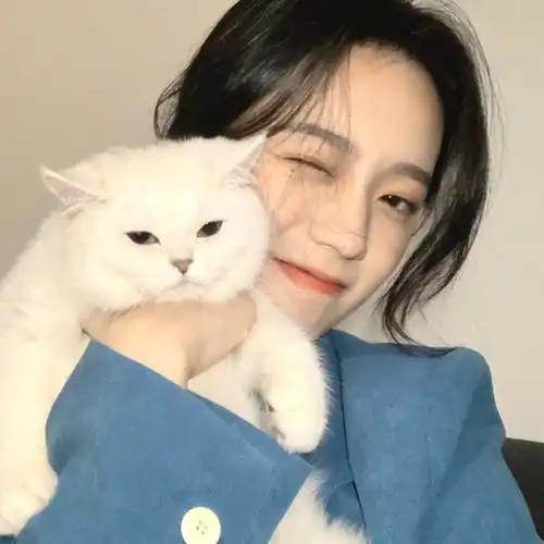 可爱猫系女孩头像李凯馨