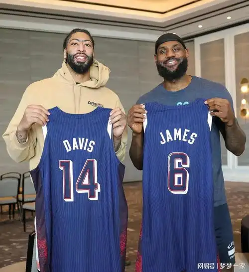 美国男篮12人已拿到奥运会球衣,库里奥运备战第一人,谁是第二人