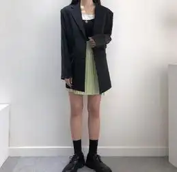 超显腿长的黑色系穿搭向时尚达人偷师,炎夏也不减对黑色的热爱