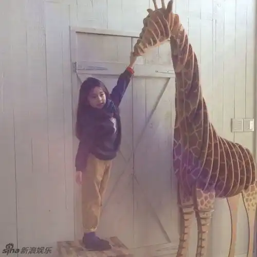 小萝莉与大明星rain合影气场丝毫不输给对方