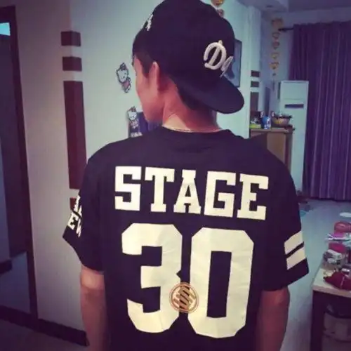 都戴着鸭舌帽的情侣动漫头像