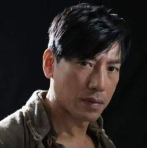 56岁乌鸦哥近照曝光,当年的人不狠站不稳