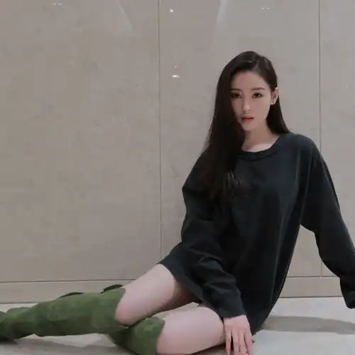 张天爱晒性感好身材,露脐上衣搭配高腰长裤,腰细腿长气质太出众