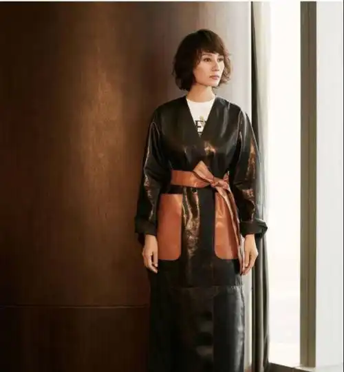 有品位的女人,穿风衣很少配裤子不上档次看看女星你就懂了