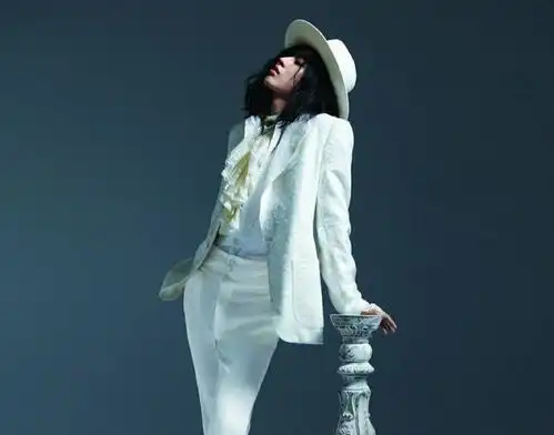 蔡徐坤蕾丝,华晨宇露肩,王俊凯项圈,男明星越来越会打扮了