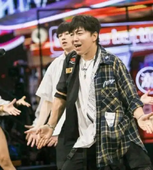 50亿影帝跳街舞炸裂全场,被盲猜当郭富城,只有张艺兴知道他是谁