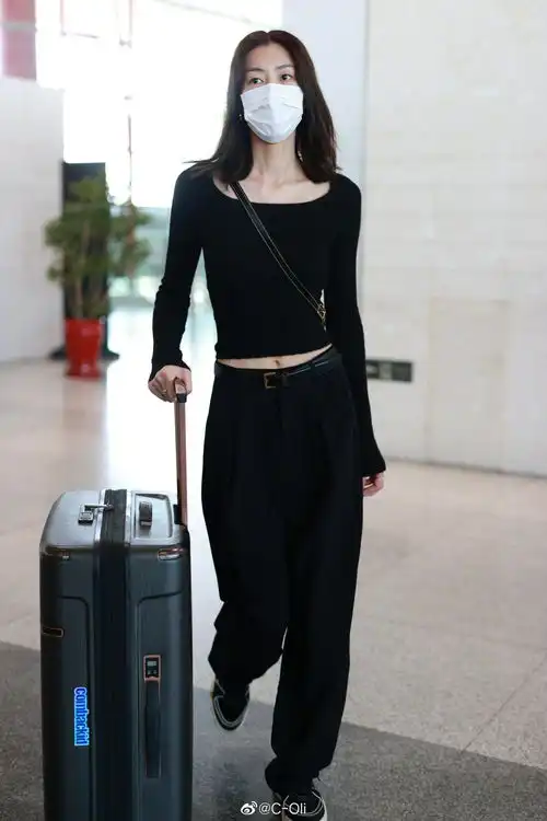 机场雯又出现了咯,今日一袭全黑色系针织衫搭配休闲裤