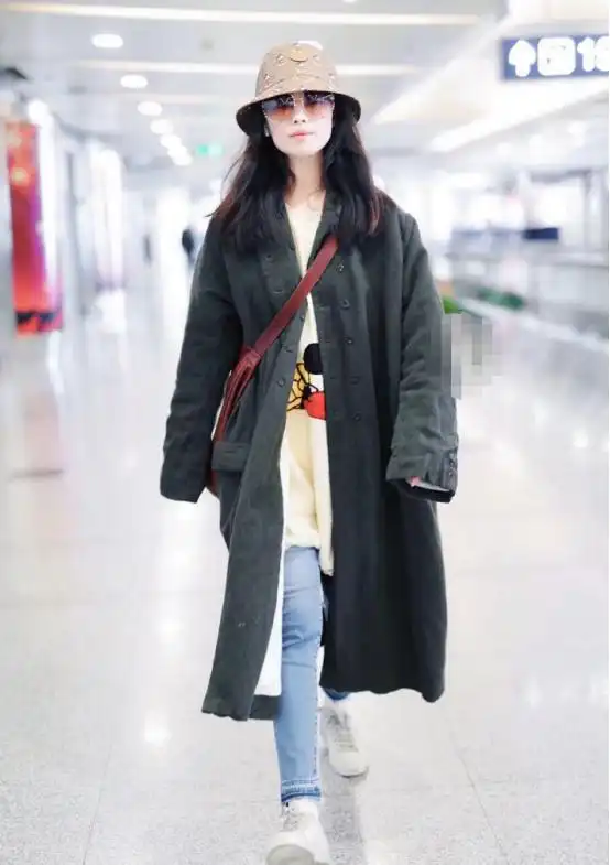 倪妮现身机场,穿宽松大衣休闲感十足,戴大框墨镜显脸小