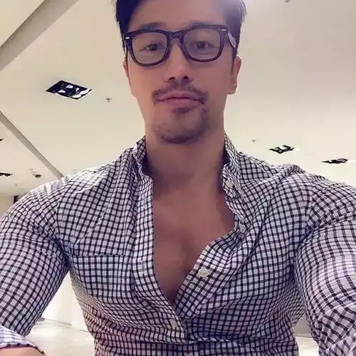 50岁大叔帅成这样,小鲜肉颤抖吧