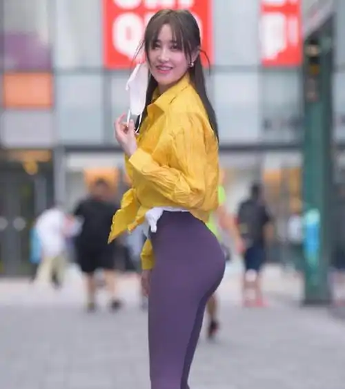 打底裤的穿着干练不失甜美,带来强烈潮流感,仙气十足
