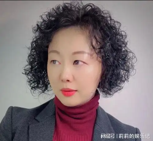 女人到了四五十岁,切忌留长发烫大妈卷,换这些发型现洋气减龄