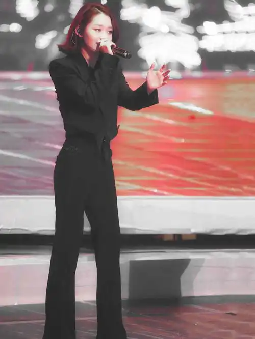 火箭少女新造型,同穿黑西装耍帅,孟美岐光脚也霸气