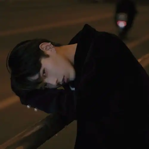 男生头像揪心的玩笑和漫长的白日梦,失眠的夜与难以忘怀的事