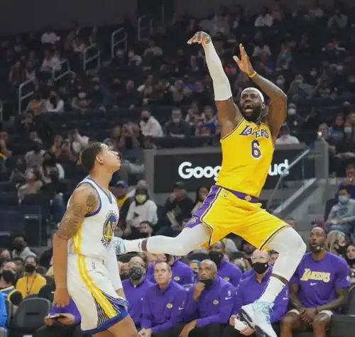 3连败湖人客负勇士,威少2分7失误,霍华德2312,库里砍30分nba