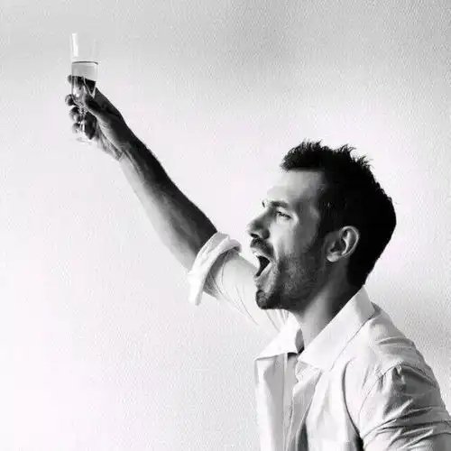 求这张图的情侣头像谢谢