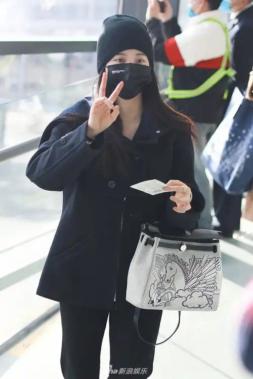 组图欧阳娜娜机场逛玩具店少女心满满大方签名实力宠粉