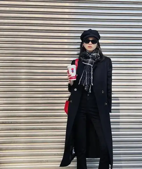 张嘉倪把黑色大衣带火了,看她们这么穿,简单高级又气质