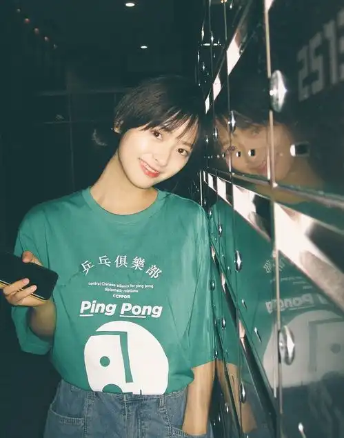 沈月晒剧组营业照却混入一张无修图,原相机下,腿围过分真实了