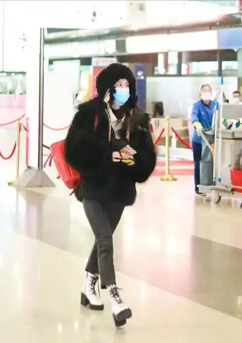 黄圣依粉色大衣造型好精致,配上基础白黑,简约大气又很少女