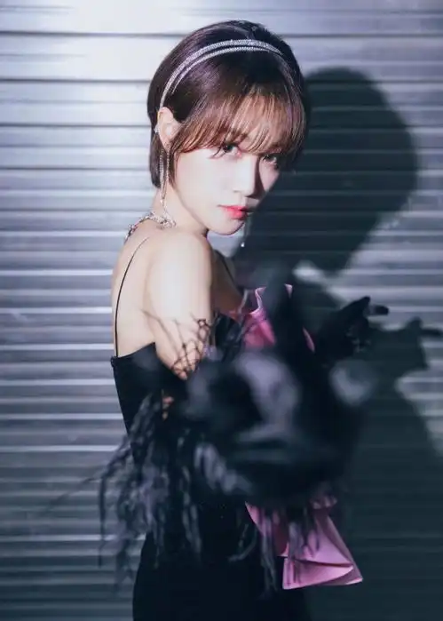 蓝盈莹穿黑粉色连衣裙,粉色大花格外抢镜,适合养眼不适合借鉴