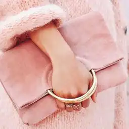 搭配那些春夏背起来超减龄的粉色手袋