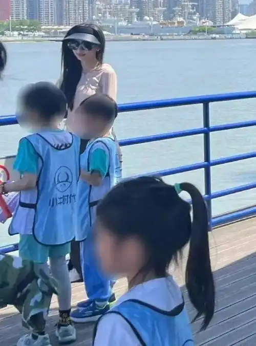 baby参加亲子活动,戴耳钉穿着时髦少女感强,学生家长却毫不在意