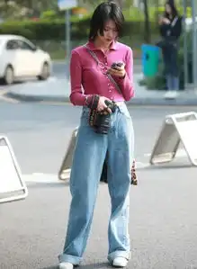 街拍小姐姐穿一身棕黄色系穿搭出门,超吸睛,一般人驾驭不了