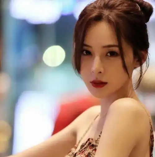 清纯女生头像白色系王思