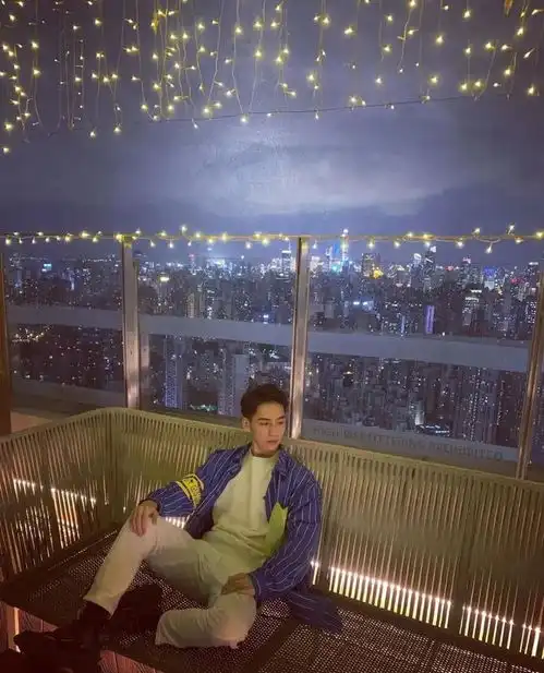 又狼又奶的治愈系小帅哥,笑容很甜