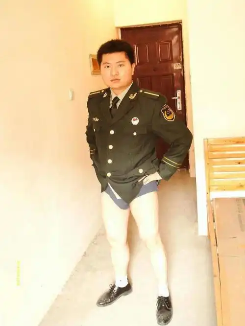 图中的这位解放军男军官身穿绿军装,为什么没穿裤子他英姿飒爽的军人形象没了吗,怎么走光了