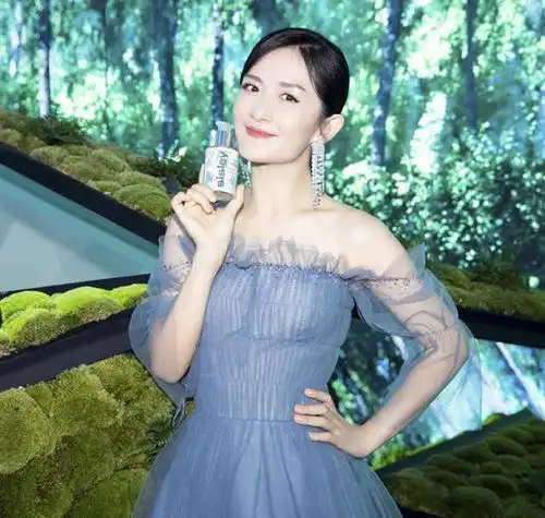 谢娜当妈后才释放天性穿蓝色肉枣裙美得惊艳,还很遮肉