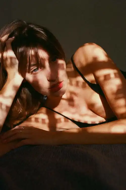 快去看folkr杂志里的周末女孩