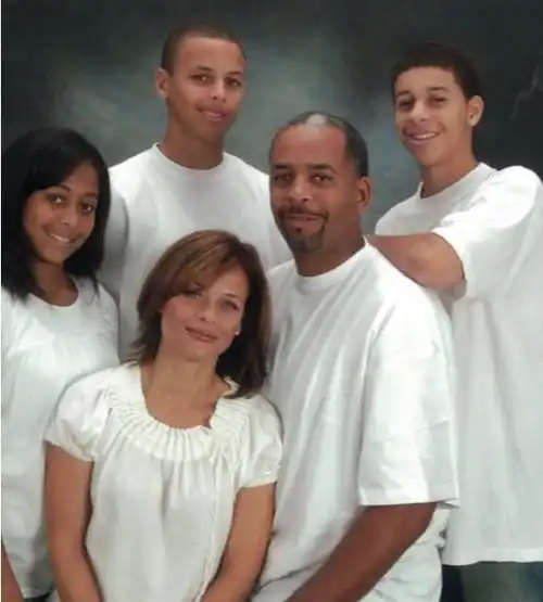 美媒勇士队球星库里的母亲索尼娅库里已向戴尔库里提出离婚