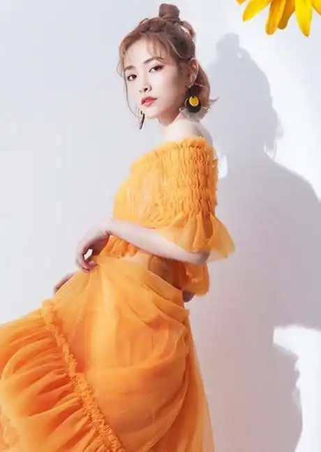 许佳琪到机场,她的穿着回头率肯定超高,和鞠婧祎是不一样的