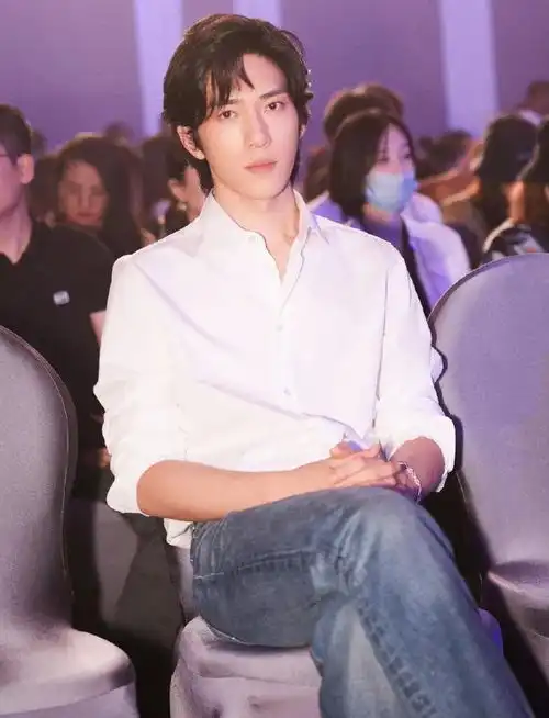 白衬衫道尽青春少年感,井柏然刘昊然于朦胧邻家学长们来报道啦