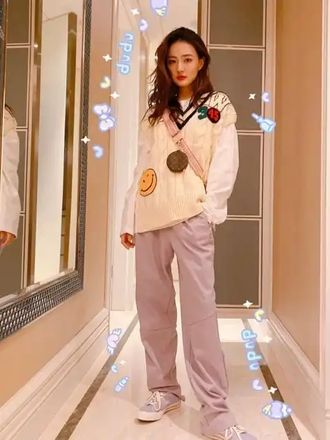 同是90后小花,徐璐胡冰卿一个甜美一个盐系,穿搭风格更是不同