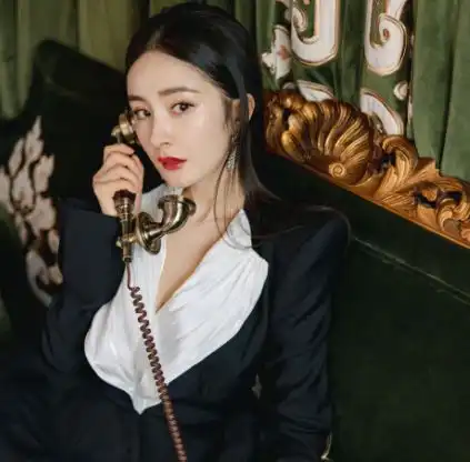 杨幂被曝一年没陪伴女儿,为了事业女儿都不要网友不配为人母