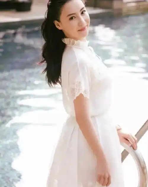 39岁张柏芝美照惊艳,一身白色裙装仙气飘飘,美成少女