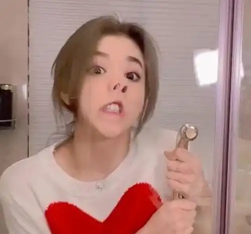 各大女网红挑战脸部擦玻璃,只有一人最诚实,刘思瑶只敢用鼻子