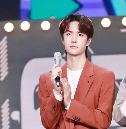 王一博,焦糖色西服套装的吸精大法,禁欲系男神成就的时尚传说