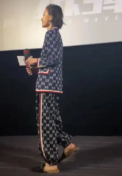 倪妮蓝色睡衣套装太显老,猫系女生的慵懒美该如何呈现