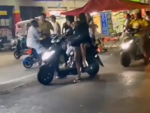 黑人问路被当成歹徒,大哥见义勇为,好在最后化解了尴尬