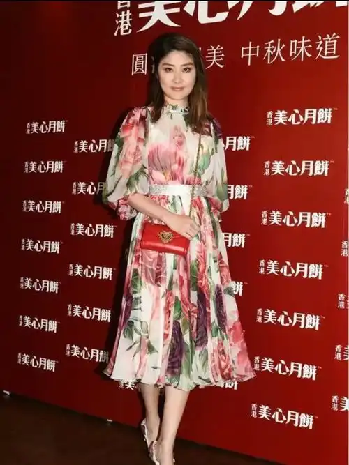 撞脸刘诗诗复古女神穿印花连衣裙尽显s型腰身,化身气质美女