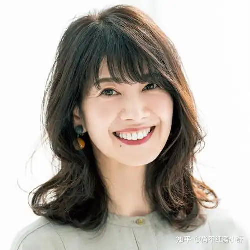 40岁女人发型太短,难驾驭试试这几种妈妈卷,减龄又洋气