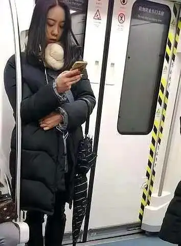 地铁黑白双煞火了,一个冷艳一个甜美,男网友统统都想要