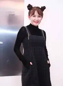 33岁超级上镜女神热依扎,哪吒头黑色系惊艳亮相,呈现十足少女感